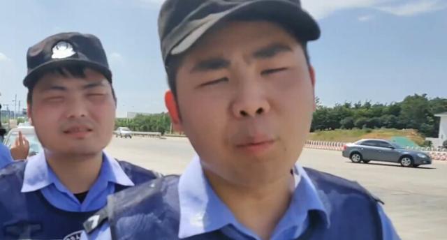 LOL洞主为何吃上警察局的饭菜?洞主化身警察查违禁物品